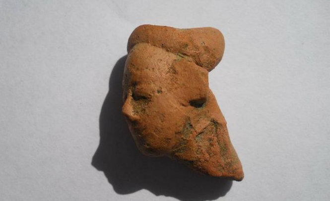 A beautiful terracota figurine, we can still see the expressions on this ancient face.