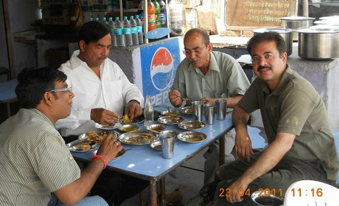 The best place to have tea and pakoras for breakfast at Hastinapur - Jainsaab ka dhaba